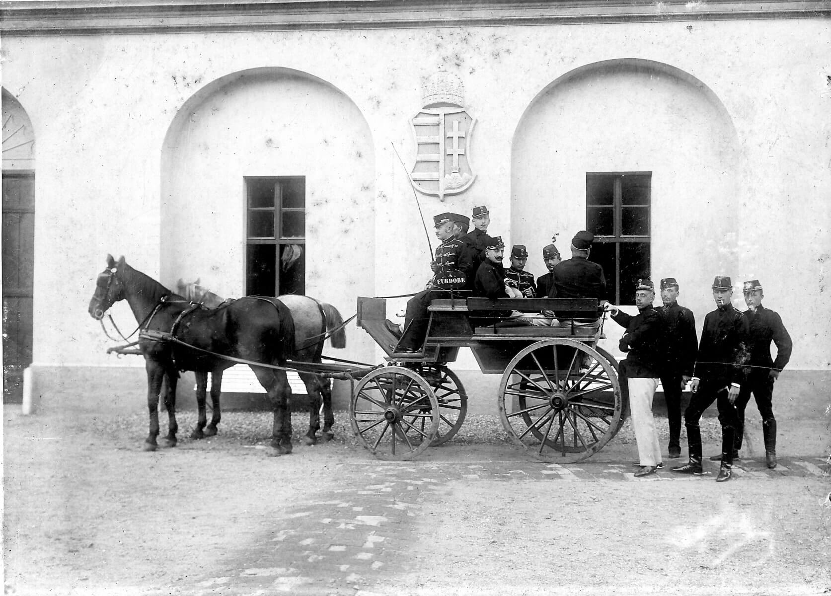 Fogat a lovarda előtt