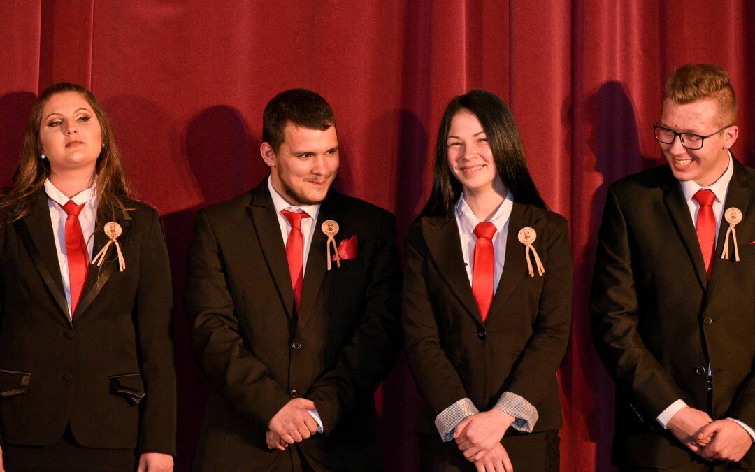 Szalagavató a Ménesbirtok iskolájában