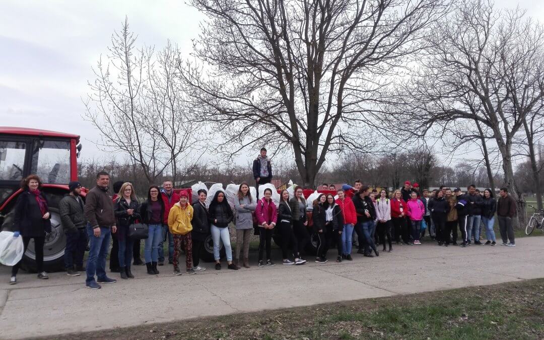 A Ménesbirtok iskolájának tanulói is szedték…