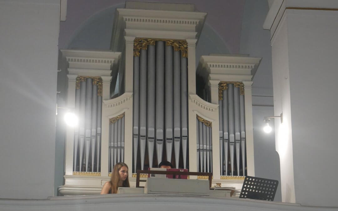 „Orgonahangok zengve hogyha búgnak…”