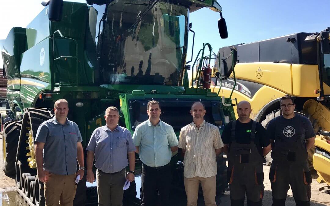 Az aratás előtti gépszemlén mutatkoztak be a John Deere legnagyobb és legokosabb kombájnjai
