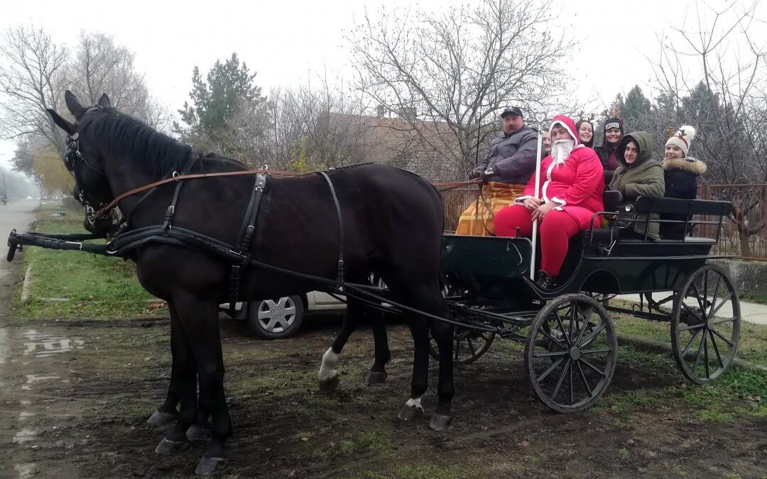 Fogaton érkezett a Télapó a Ménesbirtok iskolájába