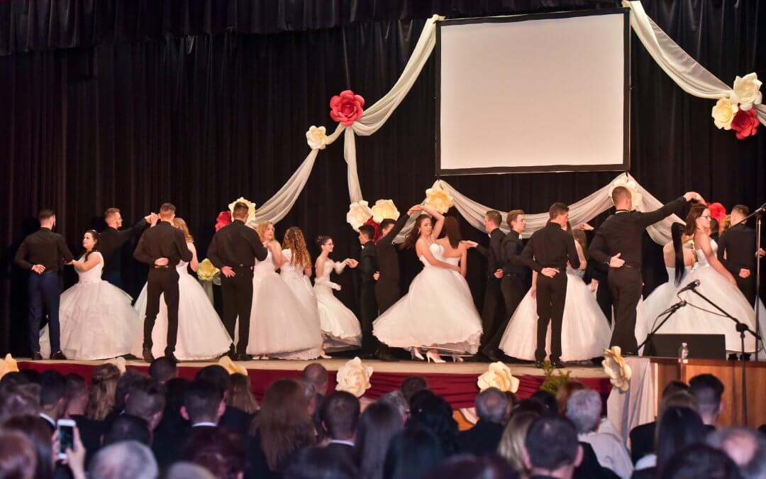 Szalagavató a Ménesbirtok iskolájában